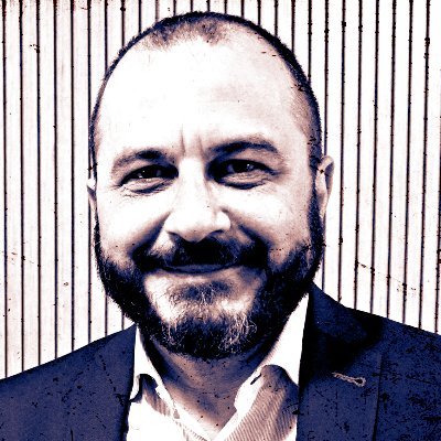 JesusGilVilda's profile picture. Escribo, toco el bajo, si me dejan, canto. El resto del tiempo vendo simulación, que es a la industria como la ficción a la vida.