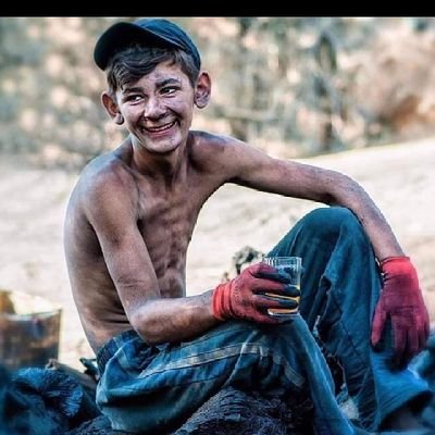 (و يَبقى شيءٌ من عَبق الماضي عالقٌ بنا رُغم الزَمن.. شيء تعجز يد النسيان أن تطاله)