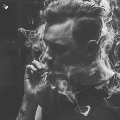 Hatan_SugarDady's profile picture. ‏إنسان صريح وبدون لف ودوران، اللي حابه تتدلع تحويل، بطايق شحن ولايك كارد تجي خاص 💰 💸