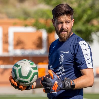 Mestre Educació Primària pel Departament d'Ensenyament. Entrenador de porters futbol Professional.