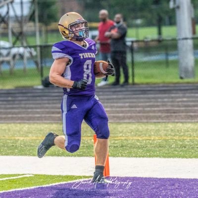 Bardstown High School. Class of 2023, 3.0 GPA. RB/ATH. 5’10 1/2, 200lbs. 4.48 40, 4.51 Shuttle. Squat - 425 Bench - 385 Email: tjgreenwell10@gmail.com.