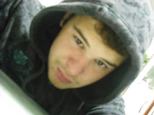 sou akele q ama para ser amado,beija para ser beijado e fikar só naum kero pois solitaria é um verme...:D siga e verá q sou a vdd q vc ker ouvir:D