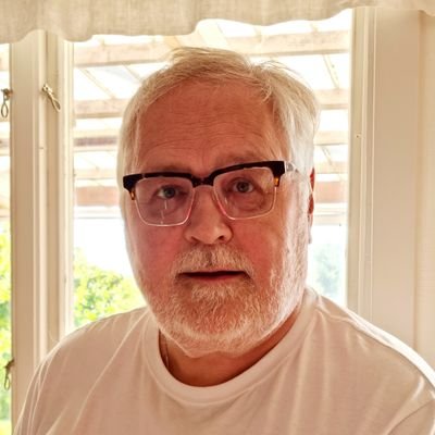 Fd journalist, presschef mm. Borgerlig (partilös liberal) som beklagar MKdL:s samarbete med SD. Ogillar vi-och-dom-politik, oavsett färg.