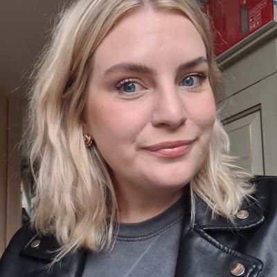 Growth | Community | Advocacy 🔮 B2B marketing. Co-host of the Blame it on Marketing podcast 🎙 Dog chat is life. Who is making the tea? AKA Debra on TikTok.