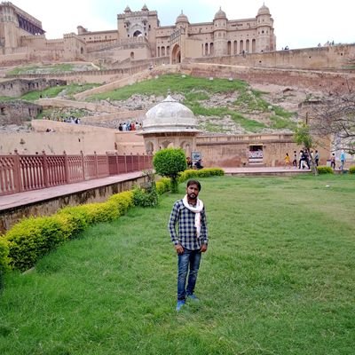 खुद को अगर जिंदा समझते हो तो गलत का विरोध करना सीखों । क्योकिं लहरों के साथ लाशें बहा करती है जिंदा लोग नही।