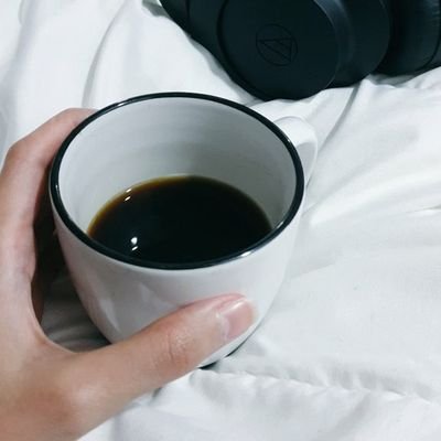 HessaWrites's profile picture. متكئة على جذع نخلة