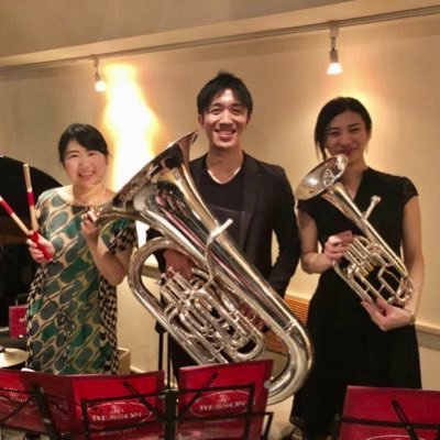 TriodeXepher's profile picture. チューバ奏者の河野一之が主宰する英国式ブラスバンド「Brass Band Xepher」のメンバーによって、2019年11月に結成されたトリオ。
メンバーは、テナーホーンの今井斐、E♭ベース（チューバ）の河野一之、パーカッションの村田恵。