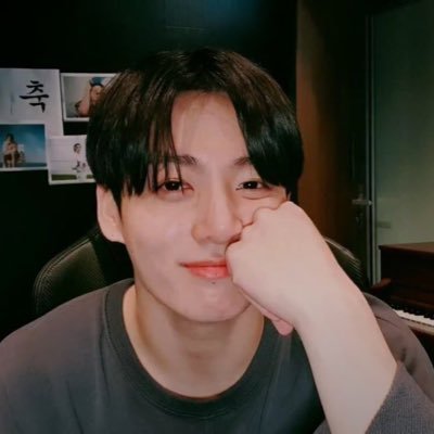 추억의 미로 속 잠긴 내 마음 구해줘, 날 영원의 꿈 제일 깊은 곳 잠든 푸른색 비밀로 —— she!her