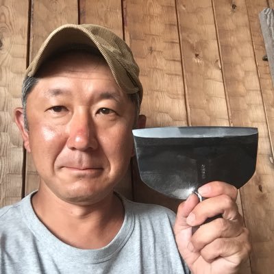 「ちょうなはつり 名栗加工 むか井」石器時代からある道具・手斧「ちょうな」で木をハツるお仕事。2016年伊勢志摩サミット昼食会で使用のテーブルと椅子をハツった人。国産の木を使います。釣りします。面白いこと応援したい人RTします。大橋未歩さまの番宣は200%RTします