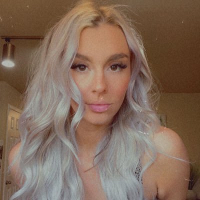 venessa_reis's profile picture. peachy