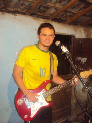 Sou uma pessoa . animada e amante da musica  , adoro tocar  violão em noites tristes kkkkkkkkkkkkk  atualmente sou vocalista de uma bvanda de axé ps: amo  viver