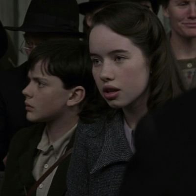 archivesusmund's profile picture. account dedicated to the siblings and king and queen of narnia, susan and edmund.