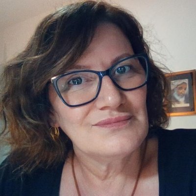 Contadora, Professora Mestre, Conselheira do Conselho Diretor da Fundação Universidade de Passo Fundo, Conselheira Fiscal da BBPrev, mãe, esposa.