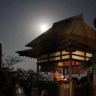 古くから月の名所として知られる石山寺。紫式部や松尾芭蕉など、石山寺から見る月が数多くの文学や和歌、俳句を生むチカラとなりました。ぜひお家から中秋の名月を眺めながら、一句ひねってみてください。

第四回の入選作は石山寺ホームページでご覧いただけます。
第五回は令和6年9月に投句受付期間の予定です。