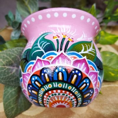Pinto mates de cerámica a mano artesanalmente, cada diseño es único y original, hago envios, MD por consultas mi Instagram rondan.leticia