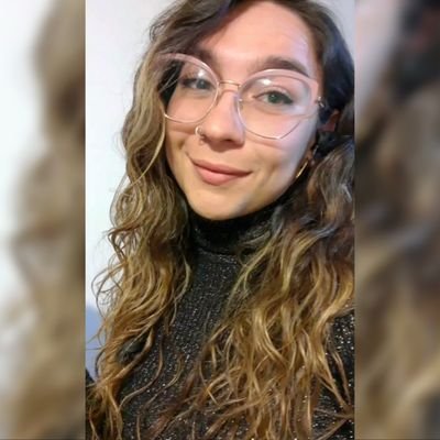 Mujer fuerte que llora en silencio con películas de Disney.