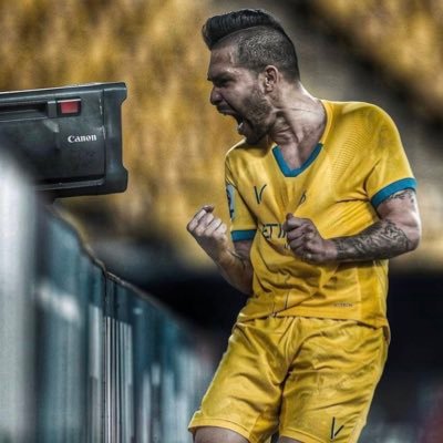 ليس هناك فريق كرة قدم في العالم يستحق ان اتابعه الا النصر 💛💙💛💙