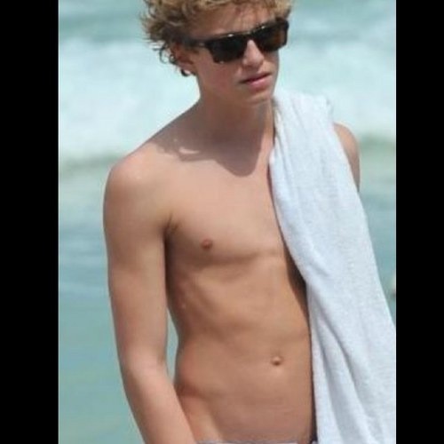 my two favorite people in the whole word are @thecodysimpson and @justinbieber oh and @luvy_dovy im a weirdo and a dork to haha