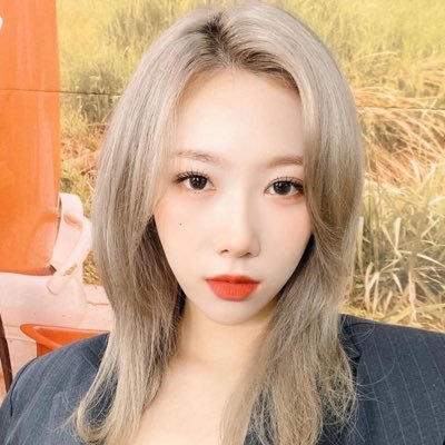TlNNOVE's profile picture. suayeon au where sua is an hairdresser and siyeon is bald