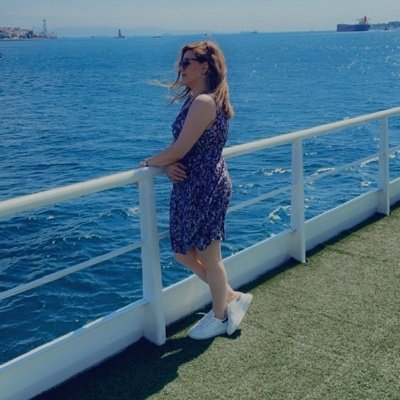 Nida_Nardian's profile picture. 🪩 «نصف عمرمو با تصمیمای اشتباه گذروندم... نصف دیگه‌شم با وای‌فای ضعیف.»