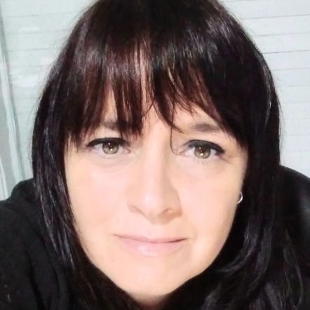 Algo inquieta, mamá de 3, Trad.
de Inglés y lidero mi propio estudio de Marketing y Com.(Hook MKT), amo la música, el té y el campo. Orgullosa de mis raíces.