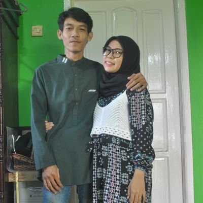 intanpratiwiY26's profile picture. 