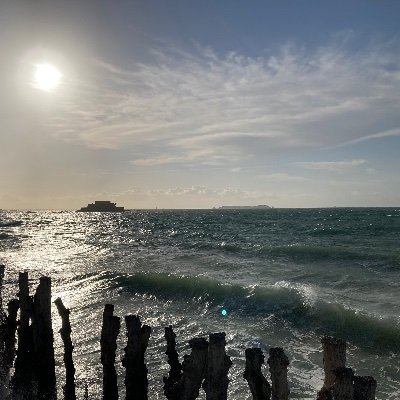 FlorianVallier1's profile picture. A la base, hétéro, mais ça c'était avant. 
Maintenant bi, passif et en manque de queues. Avis aux amateurs ;)