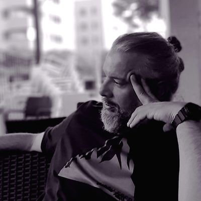 Puedes llamarme Fran.
Terapeuta Experto en Intervención en Adicciones.
Dj y productor.
Latin Grammy.
Hip Hop.
La Alta Escuela.