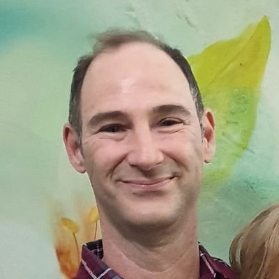 Engenheiro, corretor de imóveis, avaliador e Perito Judicial.