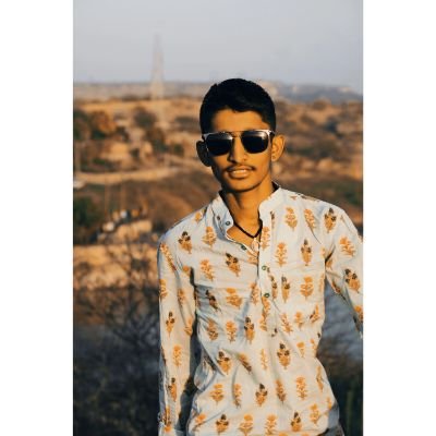 mewar
शिक्षा
राजा झुके, झुके मुग़ल मराठा, झुका गगन सारा।
सारे जहाँ के शीश झुके, पर झुका न कभी