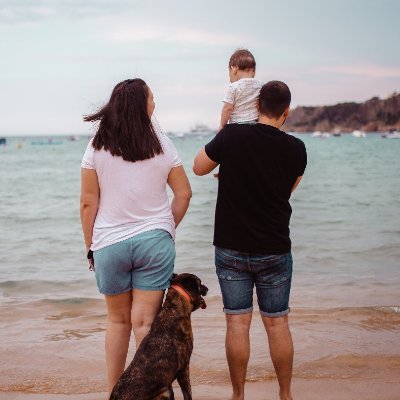 Padre y marido. Mi mejor logro y mi querida casualidad.
A ratos libres (que son poquísimos) gamer y jugador de juegos de mesa.