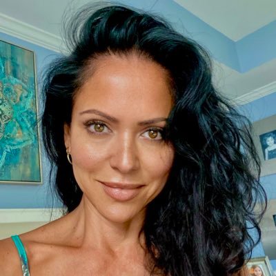 AdrianaConsuel6's profile picture. 