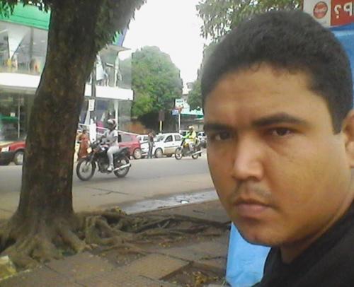 Vim de terras distantes aventurar-me onde estou. A saudade é minha companheira nas noites em que meus amores me atormentam, guerreiro, lutador que não desiste.