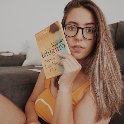 thebibliothek's profile picture. 24. Booktuber 📖📽️  Feminist 💪🏽
Literary fiction, fantasy, contemporary 📖 She/Her
🖤🤍💜