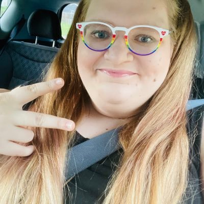 🌘 mental health professional • she/her • pansexual • polyamorous • my dogs think i’m cool 🌒