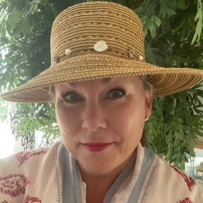 She/Her Mom/Daughter/Sister/Aunty/Friend Peaceful Warrior walking alongside all humanity. Advocate for Belonging. Strong Metis Woman. Devoted Raptors Fan.