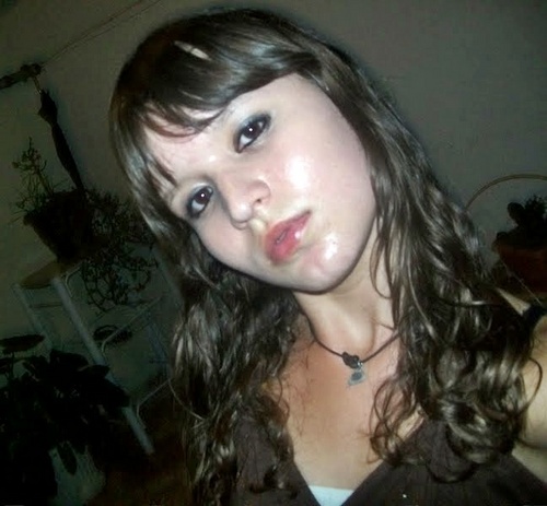 Moro em fernadópolis , tenho 16 anos , adoro musica , e sou uma menina muito esperta :D me SIGAM beijinhos