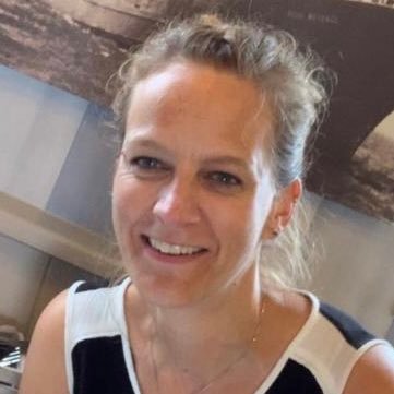 Suzanne v Hoek Profile