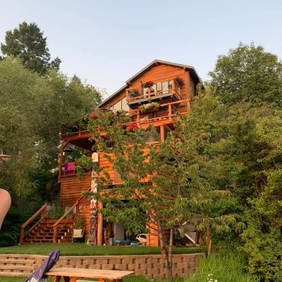 Family owned and ran Inn, located in the heart of Bigfork, Montana. Tucked away by the bay, a stunning place to rent for your vacay!