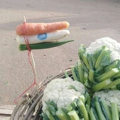 अपनी हंडी में भात हो,
अपने चुल्हे में आग हो,
बस यही, यथार्थ हो