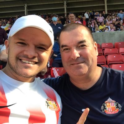 Dad to 2 kids, Massive Sunderland fan, Family is the most important thing to me. Like all kinds of different music. Fuck The Mags