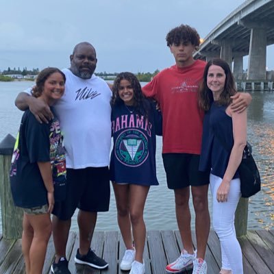 Wife of the hardest working man, mom of three amazing young adults and teacher of the best 2nd graders! I am blessed! 💕