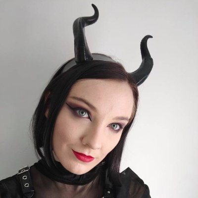 Published Fantasy and Gothic Author. Poly, bi, (she/her). Find a list of all my work here https://t.co/HsRZOe8Xhe