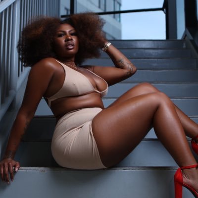 ● 🔥🚨 Skate is life and life is skate !! 🦋🤸🏾♀️🌈🦋●
🖕🏾🌌Trill Hippie 🤙🏾🌻 #ThickThighsSaveLives
📸 ig : natural.curvy.terray
👻 : skates_fro21