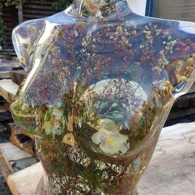 The point of this page is dedicate time to everything and anything that deals with the Art of Resin. Join me as we explore the fastinating things around resin!