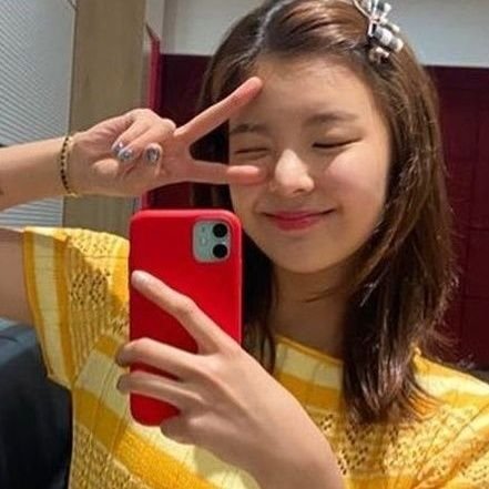 L0MLIA's profile picture. #리아 : it’s none of your business, i do my own business.