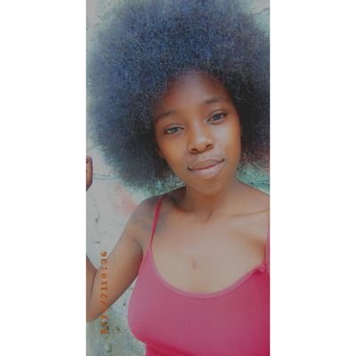 SniaPaulino3's profile picture. Somos feitos de carne e osso, mais devemos viver como se fôssemos  de fero 🙂.