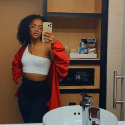 _luvmesomechy's profile picture. let that ho stargaze from outside 🤍CCSU