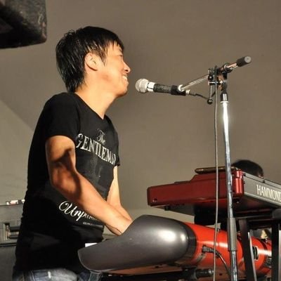 🎹ピアノ弾き語りで洋楽も日本の曲も歌います🎙️
⚡バンドはVo. Dr. Key
Japan
🎹Singing with the piano.