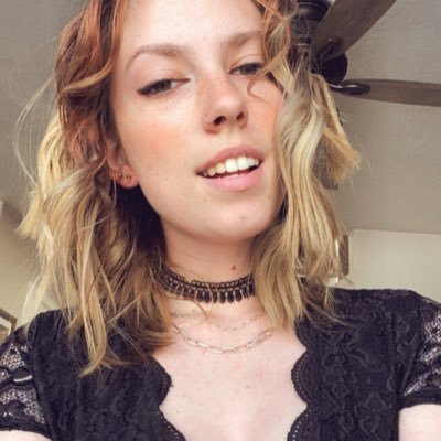 stephaniecawle2's profile picture. stuck between the family disappointment and the favorite 🤠